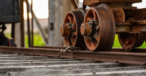 鉄道レールや産業プラントの締結部に使用される高信頼性緩み止めナット